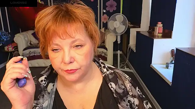 Kira Kenett online show from May 28, 2026, 5:27 am