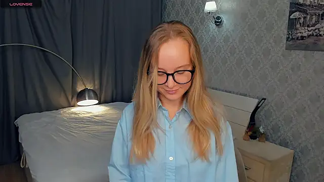 Snapshot of SoonMoor chatting on October 15, 2025, 5:24 pm SoonMoor online show from October 15, 2025, 5:24 pm