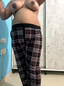 Snapshot of pooja_cam101 chatting on October 1, 2025, 1:44 am pooja cam101 online show from October 1, 2025, 1:44 am