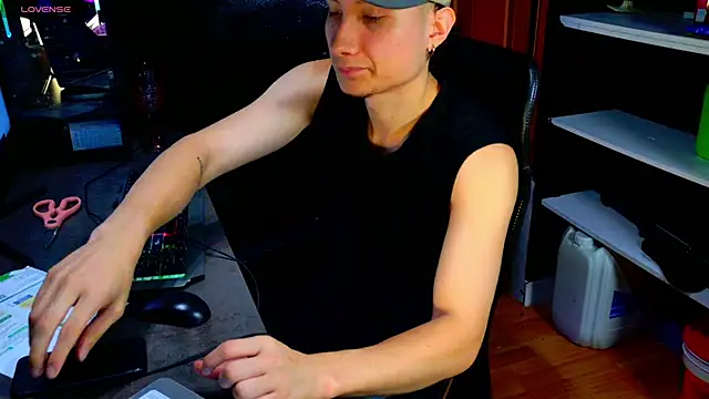 Snapshot of enzo_steel chatting on June 8, 2026, 9:20 am enzo steel online show from June 8, 2026, 9:20 am