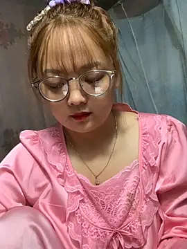 Snapshot of July-y chatting on October 6, 2025, 2:53 am July-y online show from October 6, 2025, 2:53 am