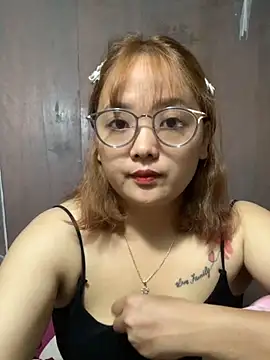 Snapshot of July-y chatting on October 7, 2025, 3:04 am July-y online show from October 7, 2025, 3:04 am
