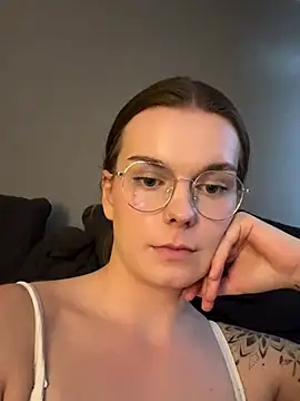 LisaFreier online show from September 15, 2025, 5:13 pm