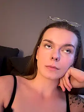 LisaFreier online show from September 16, 2025, 5:03 pm