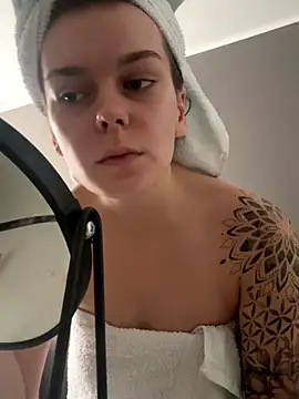 LisaFreier online show from October 31, 2025, 10:27 am