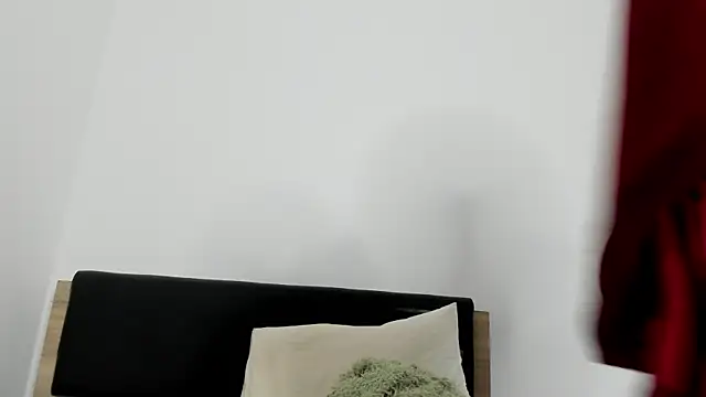 Soyun Mia online show from December 4, 2025, 8:28 pm