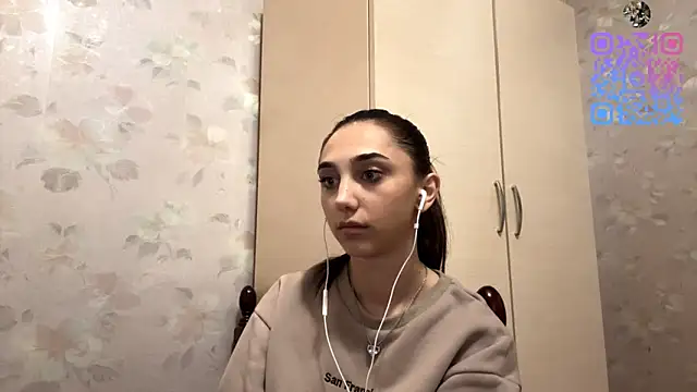 Snapshot of LinaMour chatting on October 16, 2025, 10:11 pm LinaMour online show from October 16, 2025, 10:11 pm