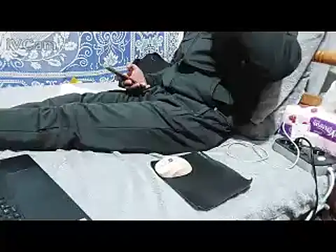 yazinyazin1 online show from February 18, 2026, 6:15 pm