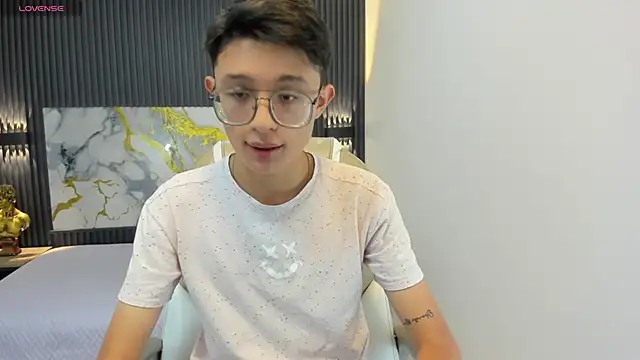 SantiagoRusso18 online show from September 16, 2025, 12:06 pm