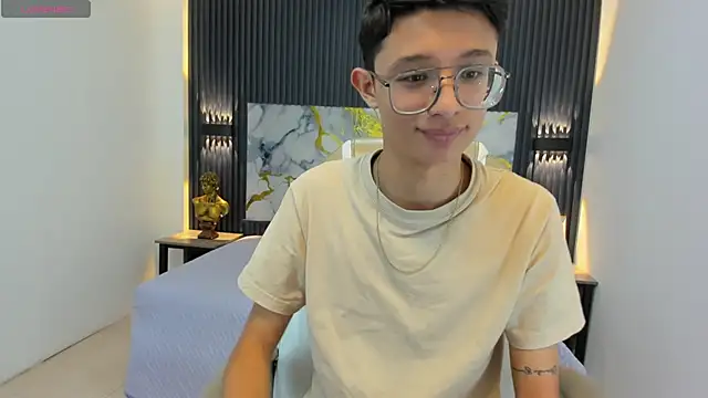 SantiagoRusso18 online show from September 19, 2025, 12:39 pm