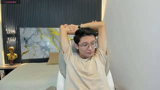 SantiagoRusso18 online show from October 18, 2025, 12:06 pm