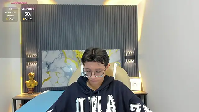 SantiagoRusso18 online show from October 25, 2025, 12:02 pm