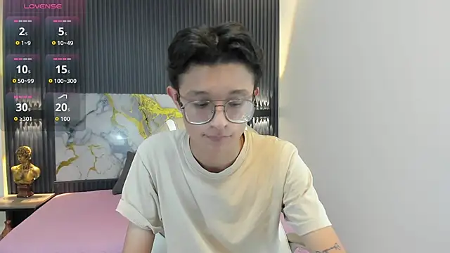 SantiagoRusso18 online show from November 7, 2025, 7:03 pm