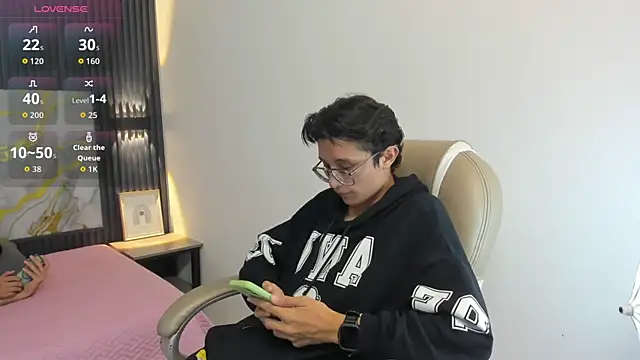 SantiagoRusso18 online show from November 8, 2025, 2:06 pm