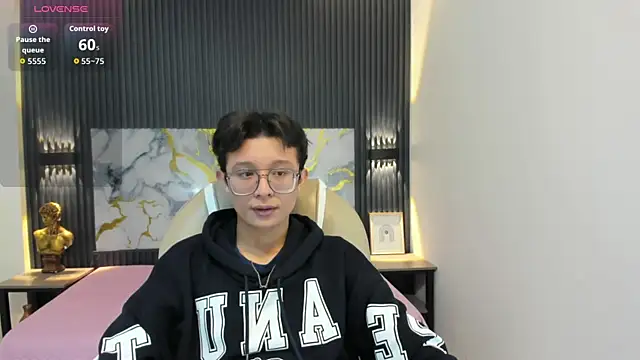 SantiagoRusso18 online show from November 9, 2025, 12:36 pm