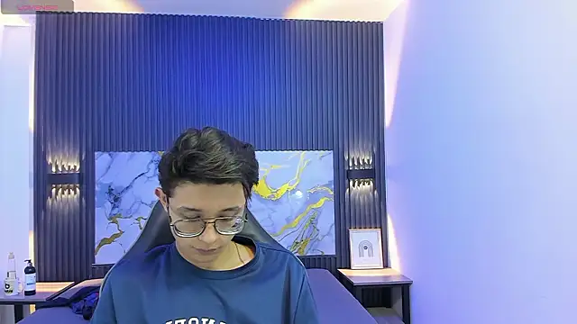 SantiagoRusso18 online show from February 2, 2026, 8:07 pm