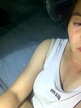 tuyetnhi-00 online show from September 10, 2025, 3:12 pm