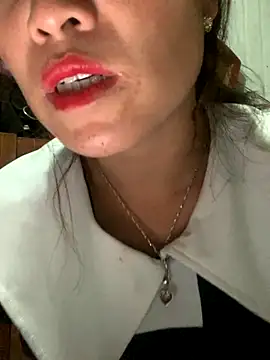 tuyetnhi-00 online show from October 7, 2025, 1:19 pm