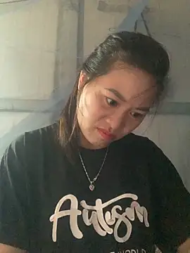 tuyetnhi-00 online show from October 10, 2025, 12:53 am