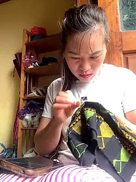 tuyetnhi-00 online show from October 14, 2025, 2:01 am