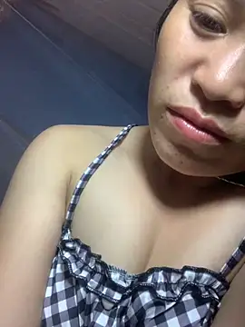 tuyetnhi-00 online show from October 15, 2025, 1:55 pm