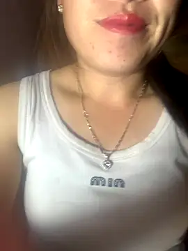 tuyetnhi-00 online show from October 22, 2025, 8:19 pm