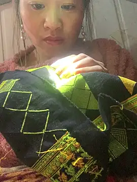 tuyetnhi-00 online show from January 6, 2026, 2:04 am