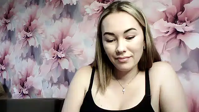 Snapshot of Sovaee chatting on October 4, 2025, 12:36 pm Sovaee online show from October 4, 2025, 12:36 pm