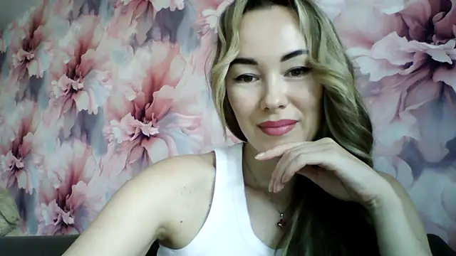 Snapshot of Sovaee chatting on October 6, 2025, 10:02 am Sovaee online show from October 6, 2025, 10:02 am