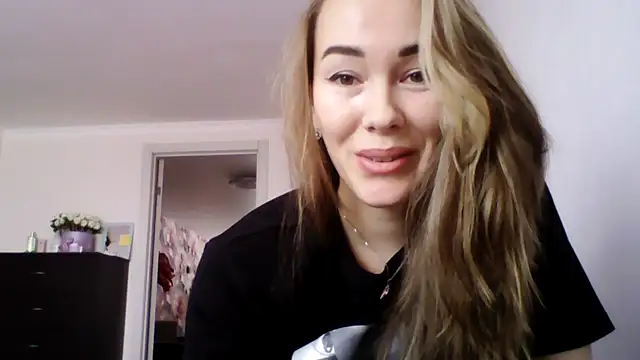 Snapshot of Sovaee chatting on October 10, 2025, 4:22 am Sovaee online show from October 10, 2025, 4:22 am