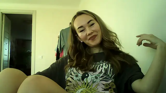 Snapshot of Sovaee chatting on October 15, 2025, 10:59 am Sovaee online show from October 15, 2025, 10:59 am