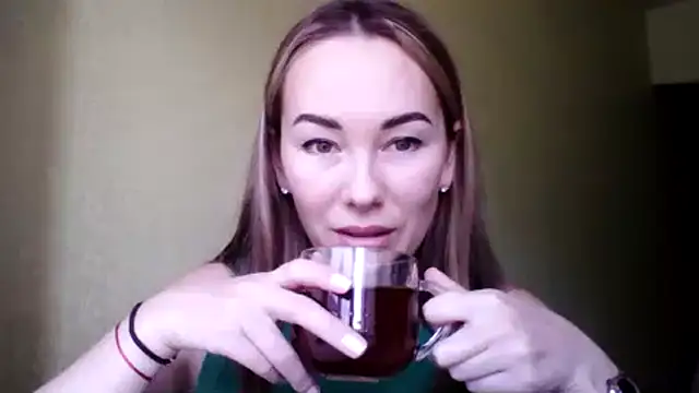 Snapshot of Sovaee chatting on October 28, 2025, 7:45 am Sovaee online show from October 28, 2025, 7:45 am