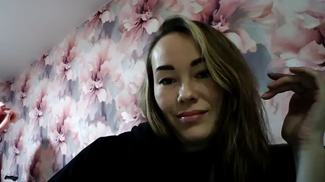 Snapshot of Sovaee chatting on November 3, 2025, 11:55 am Sovaee online show from November 3, 2025, 11:55 am