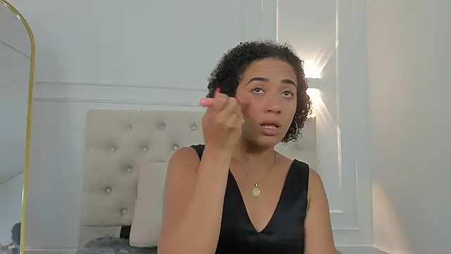 Snapshot of charlotte_dante212 chatting on April 1, 2026, 3:29 am charlotte dante212 online show from April 1, 2026, 3:29 am