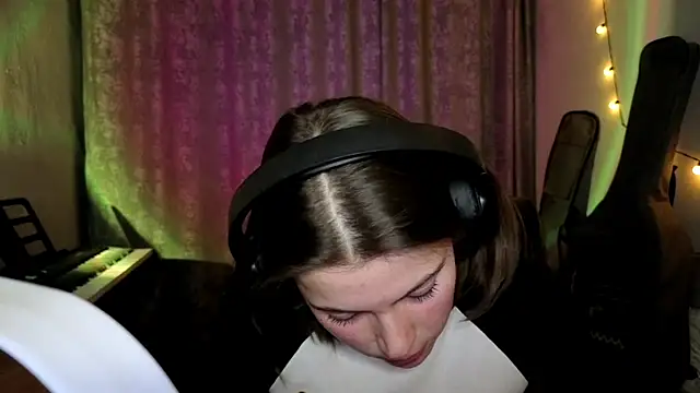 CutieAnny online show from February 24, 2026, 8:07 pm