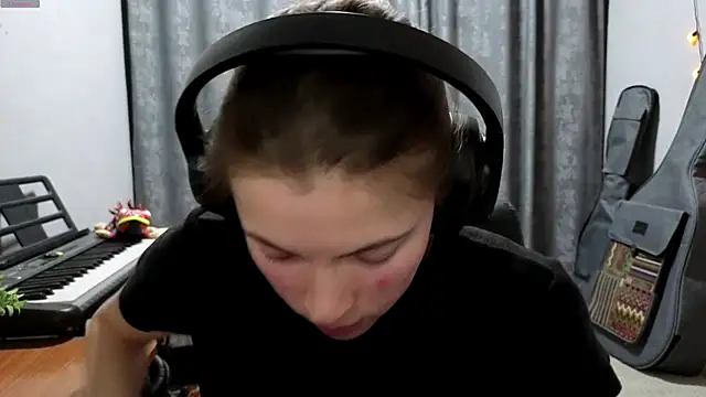 CutieAnny online show from April 14, 2026, 8:15 pm