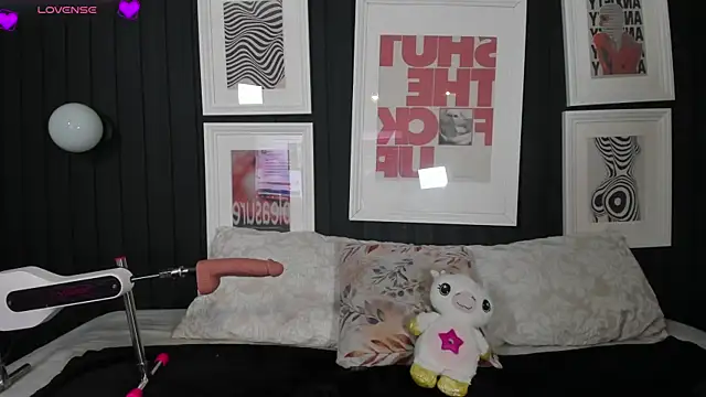 Manelyk evanss  online show from February 16, 2026, 5:20 pm