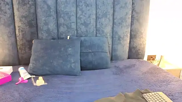 yunkeyc online show from November 10, 2025, 2:43 am