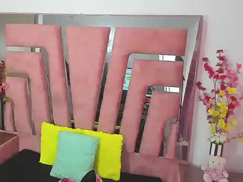 MaraKarly online show from November 9, 2025, 2:04 pm