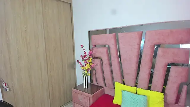 MaraKarly online show from November 30, 2025, 6:34 pm