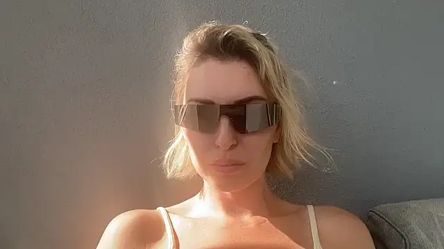 Snapshot of Xalythea chatting on November 10, 2025, 12:26 pm Xalythea online show from November 10, 2025, 12:26 pm