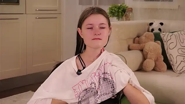 LynHillaire online show from September 16, 2025, 11:11 am