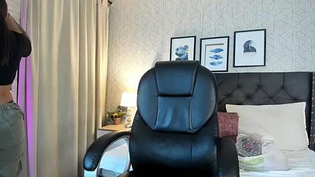 sophie  blare online show from June 1, 2026, 7:04 pm