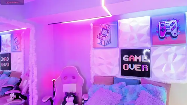 LindaWz  online show from January 9, 2026, 4:48 am