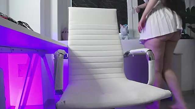 LeiaCrane online show from April 8, 2026, 5:07 am