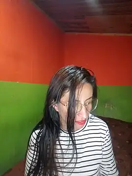 Snapshot of ERIKA__29 chatting on September 14, 2025, 1:32 pm ERIKA  29 online show from September 14, 2025, 1:32 pm