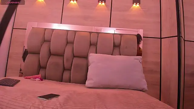 lyana cowel online show from October 9, 2025, 7:12 pm