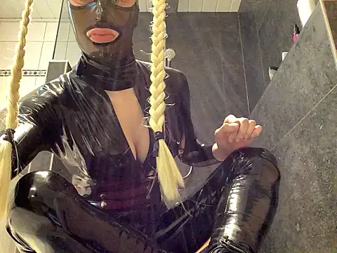 Snapshot of latexluisa chatting on April 15, 2026, 2:46 pm latexluisa online show from April 15, 2026, 2:46 pm