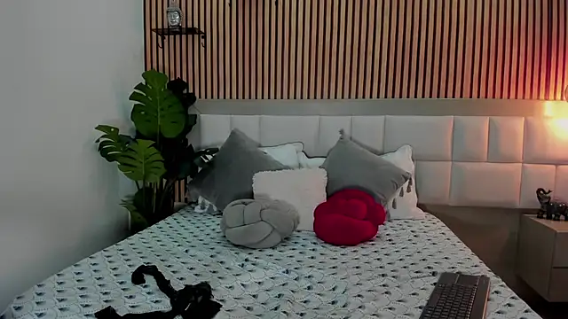 Roseaurora online show from November 27, 2025, 12:40 pm