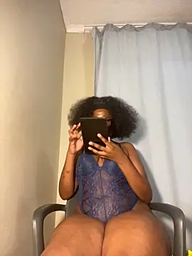 Moonzy77 online show from September 30, 2025, 5:40 pm